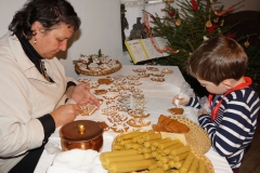 Hornické muzeum Příbram - Vánoce v hornickém domku; zdobení perníčků