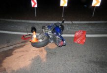 Až kruhový objezd na Skalce zastavil v noci motorkáře, který ujížděl policistům z Prahy