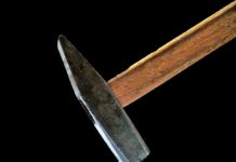 „Zaklepal“ na okno kladivem