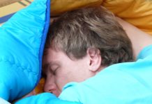 Kradení ho unavilo, tak se v domě natáhnul