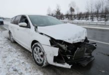 Příchod zimy na silnicích nezvládlo několik řidičů