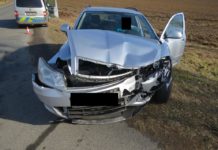 Mokrá vozovka a smyk byl příčinou několika nehod