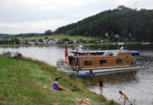 Nezvaný návštěvník si dal lahváče, ale myslel i na kocovinu