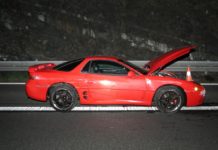 Policejní honička skončila nehodou pronásledovaného auta