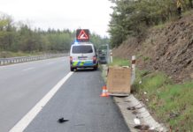 Řidič náklaďáku na dálnici narazil do lednice