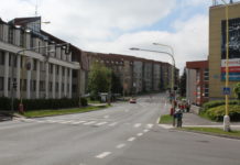 Policie vyšetřuje možnou střelbu na autobus v Milínské ulici, hledají se svědci