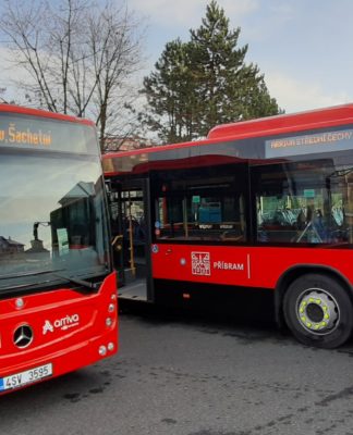 Stačí občanka, nebo je průkazka nutná? Příbram řeší jednodušší cestování seniorů MHD