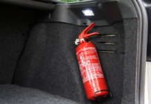 Policista pomohl posádce hořícího auta