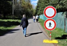 Lidé nedodržují zákaz vstupu a komplikují tím praci stavbě železniční zastávky