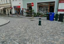 Výsuvné sloupky v Pražské ulici budí vášně na sociálních sítích