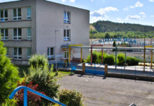 Dokončovací práce na rekonstrukci toalet na ZŠ ve Školní ulici se protáhnou do konce září