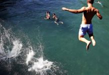 Skoky do neznámé vody či alkohol. Záchranáři varují před letní neobezřetností