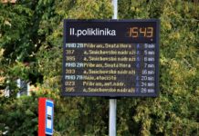 LED panely jízdních řádů jsou již funkční, ale špatně se lidem na zastávce čtou