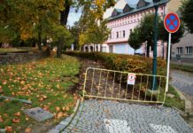 Začala oprava chodníku u Zámečku