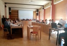 Zastupitelé se v pondělí nesejdou kvůli koronaviru