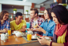 Vláda chce nechat sledovat mobilní telefony nakažených