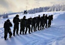 Jinečtí vojáci trénovali zásah při záchraně zasypané osoby lavinou