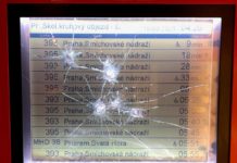 Vandalové stále trápí Příbram. Nyní se zaměřili na autobusové zastávky