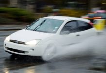 Aquaplaning příčinou nehody na D4
