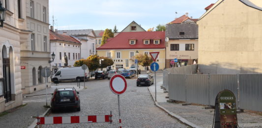 Uzavírka zasáhne historické centrum Příbrami. Václavské náměstí čekají výkopové práce