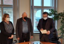 Jak to bylo doopravdy s časovou schránkou? Pátrání po událostech okolo nalezeného dokumentu v poškozené soše provedla ředitelka archivu