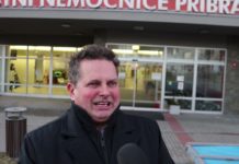 Zastupitel Marek Školud společně s poslancem Jiřím Slavíkem obdarovali příbramské zdravotníky