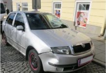 Policie hledá svědky poškození auta v centru Příbrami