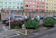 Kontejnery uvolní místo pro parkování