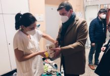 Politici rozváží lidem respirátory, kampaň se tak ponese ve znamení covidu