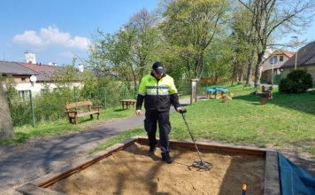 Na dětském hřišti Pod Čertovým pahorkem se mají objevovat injekční stříkačky. Město slíbilo větší dohled