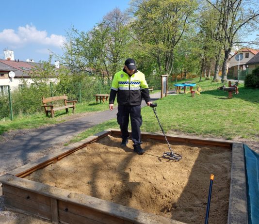 Na dětském hřišti Pod Čertovým pahorkem se mají objevovat injekční stříkačky. Město slíbilo větší dohled