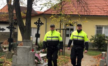 Dušičky přivedou na hřbitovy tisíce lidí. Policie varuje před zloději i nástrahami na silnicích