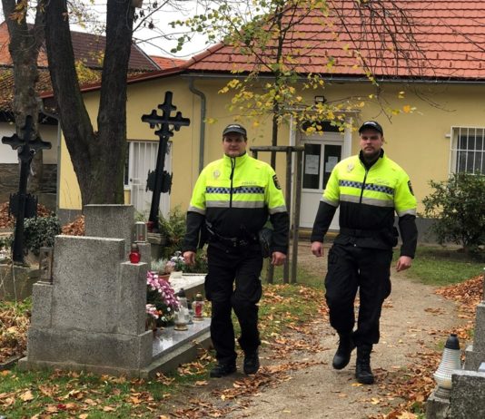 Dušičky přivedou na hřbitovy tisíce lidí. Policie varuje před zloději i nástrahami na silnicích