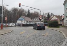 Vodorovné dopravní značení ve Střelecké ulici nejde jen tak sundat