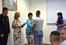 Kromě školáků dnes dostali vysvědčení i vězni