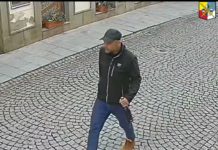 Policie hledá podezřelého z loupeže ve Fibichově ulici