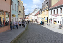 Podle radnice opravu chodníků v Pražské brzdí památkáři. Výmluva, kontruje opozice