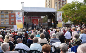 Den seniorů nabídne na náměstí hudbu, zdravotní služby i doprovodný program