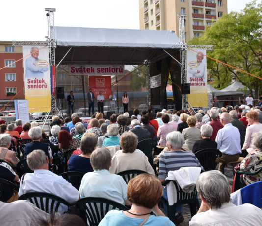 Den seniorů nabídne na náměstí hudbu, zdravotní služby i doprovodný program