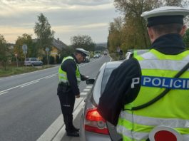Dopravní policie si posvítila na řidiče. Telefony i zastavování na zastávkách zůstávají problémem