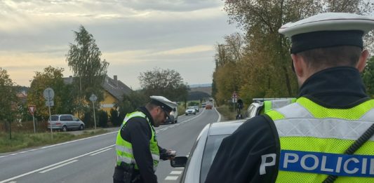 Dopravní policie si posvítila na řidiče. Telefony i zastavování na zastávkách zůstávají problémem