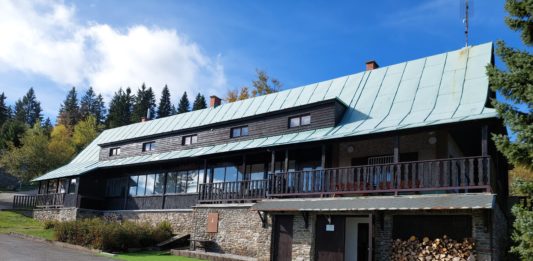 Šumava bez davů: Objevte kouzlo jara a podzimu na chatě Granit