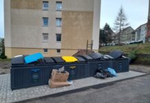 Kontejnery v Průběžné uvolní místo pro parkování