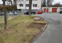 Začaly práce na přemístění kontejnerů od vchodu na dětské hřiště