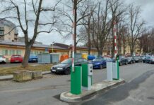 Automat na parkovišti u hřbitova někdo poničil