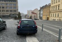 Auto bez značek na TGM odstavila policie