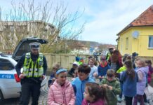 Policisté dětem připomínali zásady bezpečného chování v silničním provozu