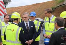 Premiér s ministrem dopravy návštívili dostavbu dálnice D4. Po její části se pojede už za pár dní