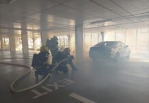Hasiči v Příbrami cvičili likvidaci požáru elektromobilu v parkovacím domě