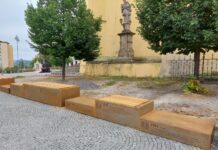 Nové lavičky na náměstí T. G. Masaryka přibližují historii Příbrami